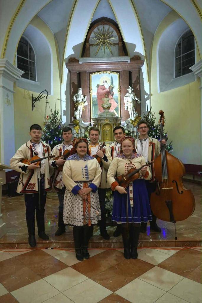Sváteční nedělní podvečer v Blatnici patřil Vánočnímu zpívání, které svou hudbou a atmosférou krásně doplnila Horňácká cimbálová muzika Háj.
