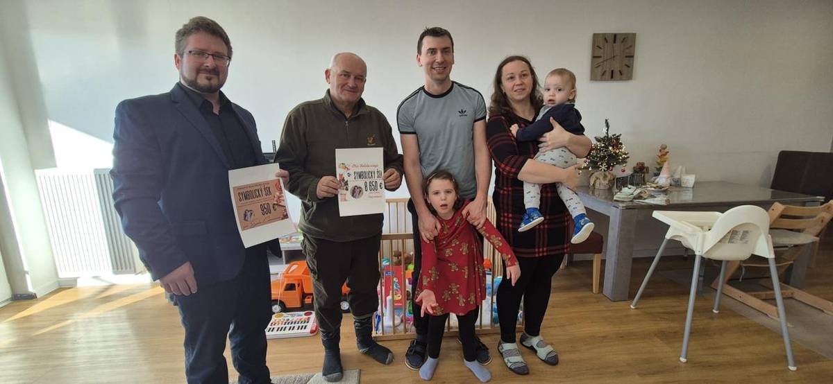 Po vianočnom darčeku pre Emku Cimermanovú v podobe finančného výťažku z charitatívnych trhov v sume 8 650 € dostala rodina malého dievčatka aj pred novoročný darček. K úmyslu obce Beluša pomôcť tejto rodine sa pridala aj Základná škola Beluša, ktorá im venovala šek so sumou 950 €.