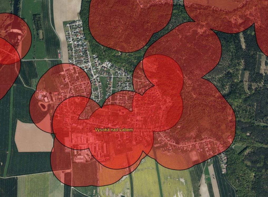 Vzhledem k častým dotazům upřesňujeme informace k domácím ohňostrojům. Letos na jaře vešla v platnost obecně závazná vyhláška (https://sbirkapp.gov.cz/vydavatel/h7xbrwr), která reguluje používání pyrotechniky na území obce Vysoká nad Labem. Tuto vyhlášku vydává obec a podle ní je celoroční zákaz odpalování pyrotechniky, s výjimkou Silvestra, hodinu před půlnocí a hodinu po půlnoci. Od 1. prosince 2025 začala platit novela zákona č. 344/2025 Sb., která stanovuje území s úplným zákazem pyrotechniky. Toto obec nijak nemůže ovlivnit a zákon má samozřejmě větší váhu než obecní vyhláška.  Na https://ohnostroje.pozemkov.cz/  nebo na https://agrigis.gov.cz/   je mapa, podle které na větší části naší obce je úplný zákaz ohňostrojů!