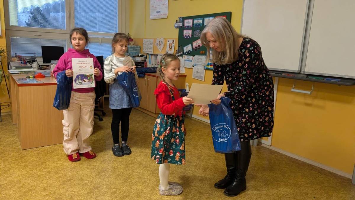 V úterý 16. prosince 2025 se ve třídě IV. A rozezněly vánoční melodie. Konala se zde tradiční pěvecká soutěž Vánoční rolnička, která každoročně přináší předvánoční pohodu a dává dětem příležitost předvést svůj pěvecký talent.