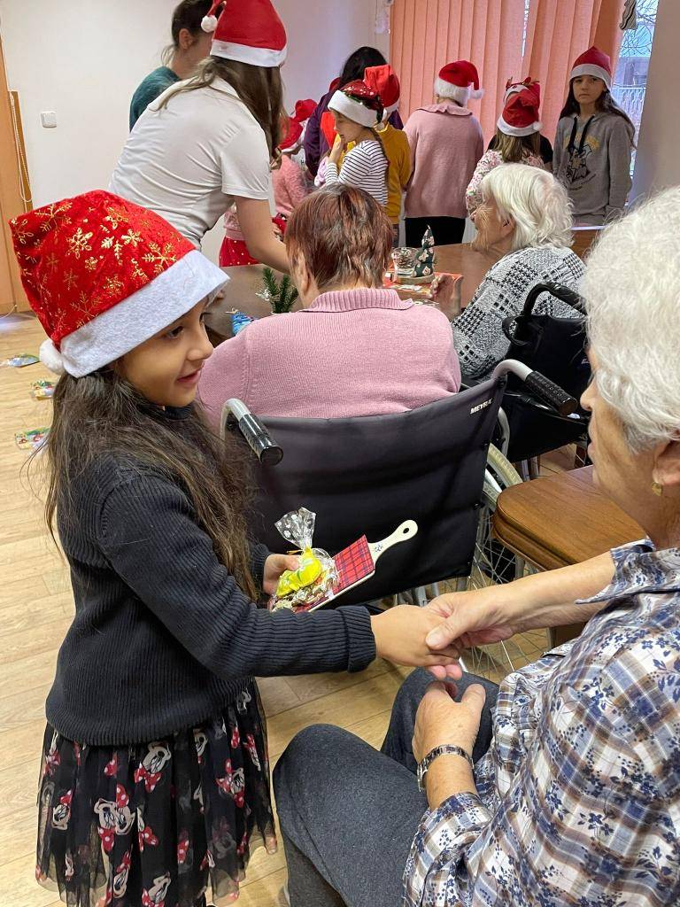 V úterý 16. prosince se školní sbor pod vedením paní učitelky Michaely Dlouhé již tradičně vydal do Domova pro seniory v Chomutově, kde svým vystoupením potěšil místní obyvatele a navodil příjemnou předvánoční atmosféru.