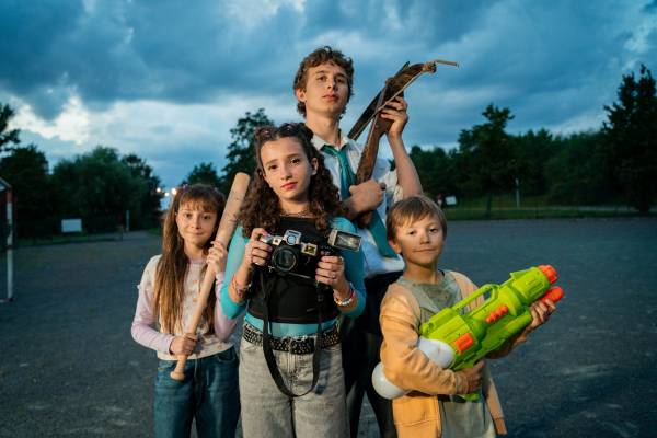 02.01.26 17.30  Rodiče dvanáctileté Nikči a šestiletého Tomáše odjíždějí na víkend pryč a děti díky tomu mají poprvé v životě celý jejich panelákový byt pro sebe. A bez dozoru! Paráda! Nikča se hned rozhodne, že za sladký úplatek uklidí bráchu do jeho pokojíčku a pozve kámošku Gabču, s tím, že si dají...