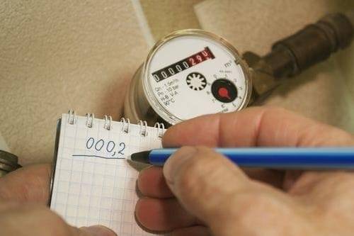 Regionálna vodárenská spoločnosť oznamuje, že v pondelok 5. januára 2026 v čase od 8:00 do 14:00 hod. budú pracovníci spoločnosti vykonávať odpočet vodomerov vo všetkých odberných miestach v obci. V súvislosti s tým je potrebné, aby k uvedenému termínu boli vodovodné šachty uvoľnené a sprístupnené. Pokiaľ sa v čase plánovaného odpočtu nebudete nachdzať na adrese a šachta nebude pre pracovníkov sprístupnená, stav vodomeru oznámte do 5 kalendárnych dní od dátumu odpočtu podľa pokynov na odpočtovom lístku, ktorý budete mať v poštovej schránke. V prípade akýchkoľvek otázok v súvislosti s odpočtami a fakturáciou na vašom odbernom mieste, kontaktujte prevádzkovateľa RVS na zákazníckej linke 0850 202 002 alebo mailom na info@rvs.sk Viac informácií je na webovej stránke rvs.sk