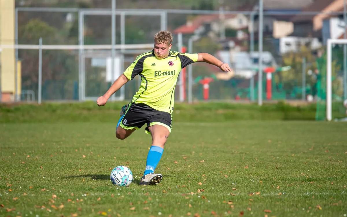 Rádi bychom Vás upozornili na sbírku na podporu Šimona Veselského, mladého Halenkovjáka, kterého zasáhl velmi vážný úraz. Podrobnosti o tom, co se stalo, najdete přímo na stránce sbírky Donio: https://donio.cz/jedna-vterina-ktera-zmenila-cely-zivot    Jako obec stojíme za Šimonem i jeho rodinou. Je to náš kluk, součást mladé generace Halenkovic – sportovec, kamarád, parťák. Teď má před sebou dlouhou a náročnou cestu, kterou může zvládnout i díky pomoci lidí kolem sebe. SBÍRKA NA DONIO.CZ TRVÁ DO 20. LEDNA 2026.   Děkujeme všem, kteří se zapojí. Právě v takových chvílích se ukazuje, jak silná a soudržná komunita Halenkovjáků je — když jde o jednoho z nás, dokážeme spojit síly a dát naději tam, kde je nejvíc potřeba.