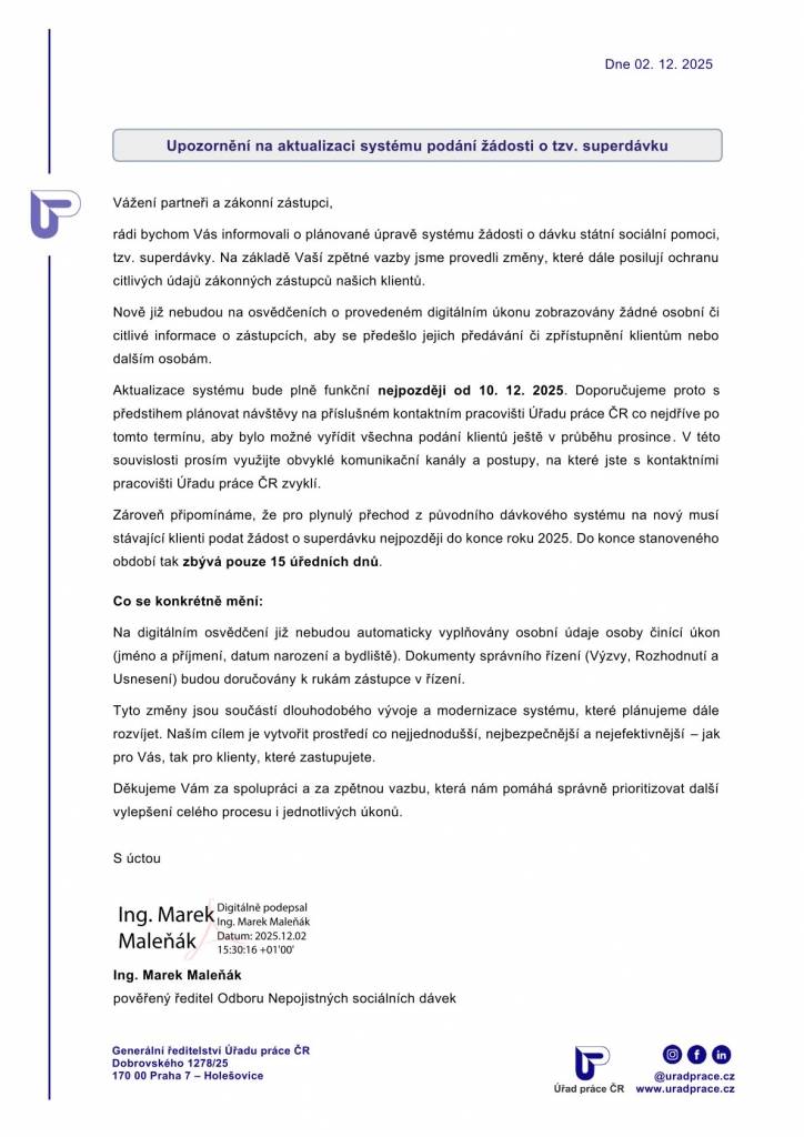 Jak vypadá nová dávka státní sociální pomoci?  Čtyři dosavadní dávky – přídavek na dítě, příspěvek na bydlení, příspěvek na živobytí a doplatek na bydlení – nahradila jedna sjednocená dávka státní sociální pomoci, tzv. superdávka.        Místo čtyř žádostí podá domácnost jen jednu, kterou je možné vyřídit i online z pohodlí domova. Požádat o dávku může kterýkoliv zletilý (plně svéprávný) člen domácnosti.        Čtyři složky dávky  1. Živobytí    Pomáhá s úhradou nákladů na základní životní potřeby jako jídlo, oblečení nebo hygienu.  Výše podpory závisí na příjmu a na snaze členů domácnosti zapojit se do pracovního procesu.  Nárok budou mít jen domácnosti s příjmem pod 1,43násobek životního minima.  Zletilé členy domácnosti bude úřad práce podporovat v návratu do zaměstnání podpůrným plánem, jehož součástí může být nabídka doplnění kvalifikace či rekvalifikace a další opatření ke zlepšení sociálních, majetkových a příjmových poměrů osoby či domácnosti.  Pracovní aktivita se nevyžaduje u zranitelných osob.    2. Bydlení    Pomáhá s úhradou části nákladů na bydlení např. za nájem nebo energie.  Nárok vzniká, pokud náklady přesahují určitou zákonem stanovenou část příjmu domácnosti a současně tato část není vyšší než tzv. rozhodné náklady na bydlení.  Výpočet složky zohledňuje tzv. normativní nájem a energetický paušál.  Předpokladem podpory v oblasti bydlení je právní titul, tedy např. vlastnictví bytu nebo bydlení, popř.  smlouva (např. nájemní, podnájemní, o ubytování).   3. Bonus na dítě     Pomáhá s úhradou nákladů souvisejících s péčí o nezaopatřené děti.  Výše podpory se odvíjí od příjmu domácnosti a zohledňuje snahu o zlepšení soběstačnosti domácnosti.  Podmínkou je pravidelná školní docházka dětí a pracovní aktivita všech dospělých členů domácnosti.  Částka bude odstupňovaná dle příjmů, rodina nepřijde o dávku jen proto, že se jí zrovna daří lépe.     4. Pracovní bonus     Podporuje a motivuje rodiny, které pracují a snaží se tak svou situaci vlastním přičiněním zlepšit.  Jedná se o finanční odměnu pro domácnosti, kde alespoň jeden člen pracuje.  Kromě příjmů z práce se bude vypočítávat i z rodičovského příspěvku (v těch případech, kdy rodičovský příspěvek nahrazuje příjem).      Ochrana zranitelných domácností   V případě, že všichni členové domácnosti jsou zranitelné osoby, může být domácnost zvýhodněna jak ve složce na bydlení, tak i v rámci bonusu na dítě.   Mezi zranitelné osoby patří:       osoba starší 68 let,       poživatel starobního důchodu,       osoba invalidní ve druhém nebo třetím stupni,       osoba pobírající peněžitou pomoc v mateřství nebo nemocenské poskytované v souvislosti s porodem,       rodič pečující o dítě mladší 4 let věku nebo osamělý rodič pečující o dítě mladší 7 let věku,       osoba osobně pečující o dítě ve věku do 10 let závislé na pomoci jiné osoby ve stupni I. nebo osoba osobně pečující o osobu závislou na pomoci jiné osoby ve stupni II. nebo vyšším, a to pokud v žádosti o příspěvek na péči byla uvedena nebo po přiznání příspěvku na péči příslušnému orgánu ohlášena jako osoba poskytující pomoc,       poživatel příspěvku na péči ve stupni II. nebo vyšším,       nezaopatřené dítě, pozůstalý/á manžel/ka nebo partner/ka, a to po dobu 12 kalendářních měsíců od měsíce následujícího po měsíci, kdy manžel/ka nebo partner/ka zemřel/a.             Přechod na novou superdávku  Konec stávajících dávek     Od 1. října 2025 již není možné žádat o původní dávky – příspěvek na bydlení, doplatek na bydlení, přídavek na dítě a příspěvek na živobytí. Od této chvíle je možné žádat online prostřednictvím Klientské zóny Jenda či 