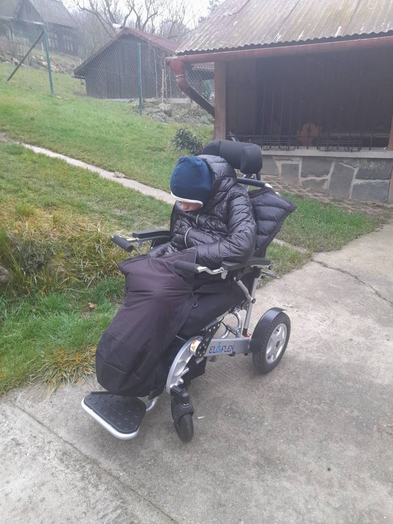 Dobrý den,  děkujeme obci Halenkovice, všem dárcům z Halenkovic a hlavně hasičům Halenkovice za podporu a pomoc při shánění finančních prostředků na zakoupení elektrického invalidního vozíku pro našeho syna Romana Šavaru.    Z Vámi darovaných finančních prostředků byl zakoupen nejen elektrický vozík, ale i další vybavení do něj - zimní fusak a zádržný systém.  Vozík nám usnadní lepší a rychlejší pohyb s Romčou při procházkách a převozu k lékaři.    Romča dostal krásný předvánoční dárek.     Děkujeme moc, velmi si vážíme Vaší stědrosti    Petra a Roman Šavarovi