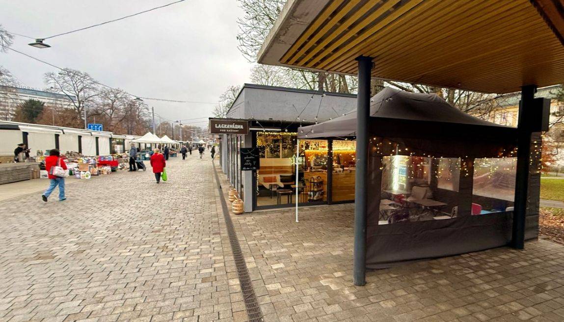 Zlín - Zlínské Tržiště Pod Kaštany upraví provoz pro zimní měsíce leden a únor 2026. Vzhledem k tradičně nízkému zájmu o prodejní místa se prodej dočasně soustředí pouze pod pevné zastřešení v úvodní části tržiště (směr od náměstí, naproti zastávky MHD).