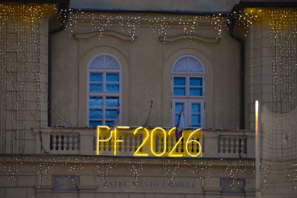 Novoroční setkání na náměstí Svobody bylo dnes odpoledne první městskou akcí v roce 2026. V rámci programu byly vyhlášeny nejkrásnější vánoční výlohy v centru města a starosta Radim Laibl popřál všem přítomným úspěšný rok 2026.