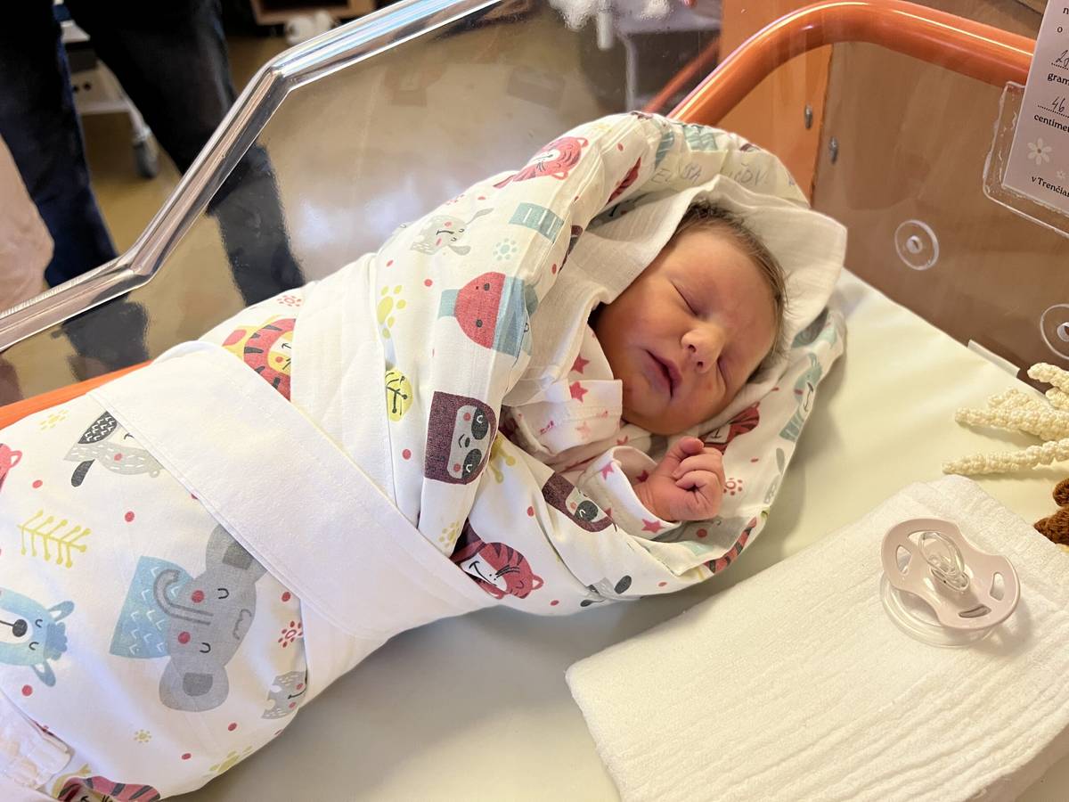 Dcérka mamy Kristíny a otca Tomáša sa narodila v osemnástej minúte po prvej hodine nového roka ako prvé bábätko vo Fakultnej nemocnici v Trenčíne. Vážila 2840 gramov a merala 46 centimetrov. Zaželať pevné zdravie, šťastný život plný radosti, pokoja a bezpečia prišiel 2. januára 2026 mladým rodičom aj primátor mesta Richard Rybníček. Malej Ellise priniesol zlatú retiazku s príveskom [...]Čítať viac...