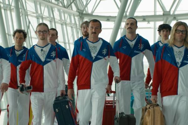 03.01.26 20.00  Když chcete dítěti splnit životní sen, uděláte cokoliv. Ale když je tím snem basketbalová reprezentace a účast na paralympiádě v Riu, dost se při tom zapotíte. Zejména, když vám pošahaný soused vnutí naprosto šílený plán.