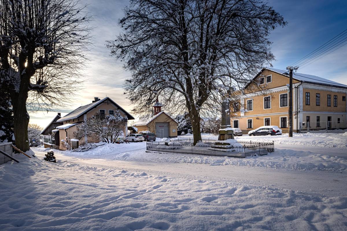Prosím všechny občany, aby pokud možno neparkovali na místních komunikacích. Zimní údržba na našich úzkých cestách je s těžkou technikou velmi obtížná a dochází k poškození majetku a pojistným událostem.  Děkuji.  Libor Mojžíš