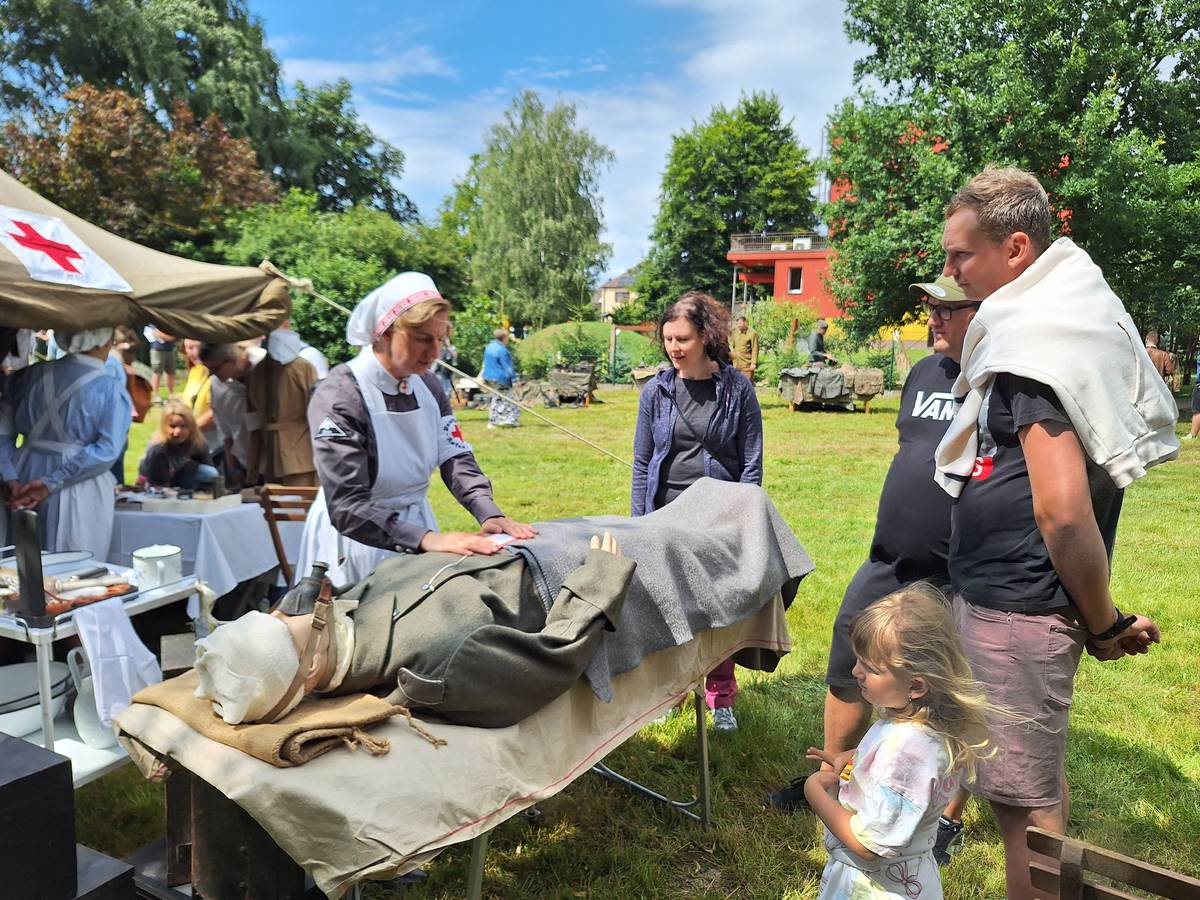 Město Hlučín i v roce 2026 otevře dveře všem, kteří chtějí svými nápady oživit veřejný život, podpořit kulturu, sport nebo komunitní dění ve městě. Schválený grantový program nabízí možnost získat finanční podporu na projekty, které mají přínos pro obyvatele města a podílí se na jeho reprezentaci.   K dispozici je celkem 1 250 000 korun, přičemž až 500 000 korun lze získat na jeden projekt. Žadatelé tak mají příležitost proměnit své vize ve skutečnost. Ať už jde o pořádání kulturních akcí, sportovních aktivit nebo projektů, které obohatí každodenní život obyvatel Hlučína. Žádosti bude možné podávat od 19. ledna do 8. února 2026. Projekty budou hodnoceny podle přínosu pro veřejnost, efektivity nákladů i souladu s podmínkami programu. Podpora bude poskytnuta žadatelům, kteří splní stanovená kritéria a předloží kvalitní projektový záměr. Program zároveň vyžaduje minimální spoluúčast žadatele ve výši 20 % a transparentní vyúčtování po uskutečnění projektu. Žádosti bude možné podávat osobně, poštou, datovou schránkou nebo elektronicky. Schválený program ukládá příjemcům povinnost transparentně prezentovat město Hlučín v souladu s jeho vizuálním stylem. #hlucin #mestohlucin #grantovapodpora