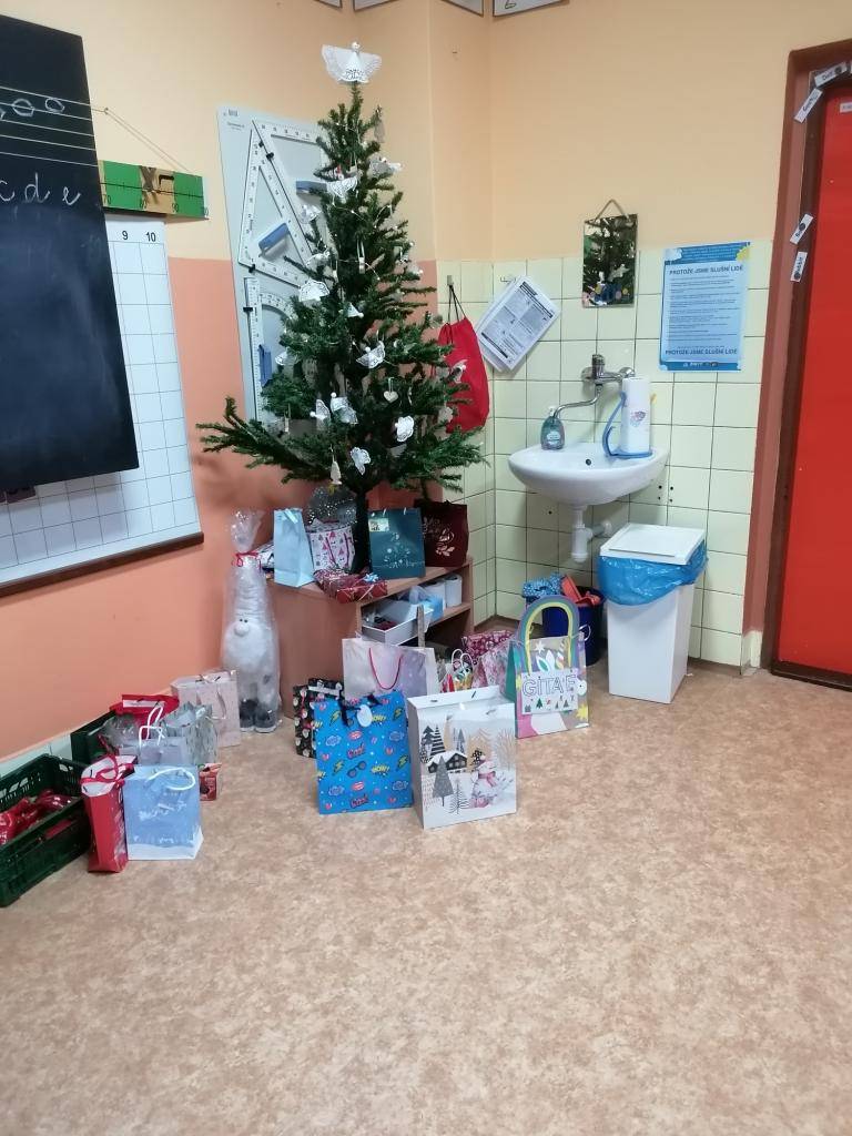 Prosinec byl plný očekávání a těšení. Hned zkraje měsíce za námi do třídy přišel Mikuláš s čerty a anděly. Nikdo se nebál, zazpívali jsme koledu a dostali sladkosti.