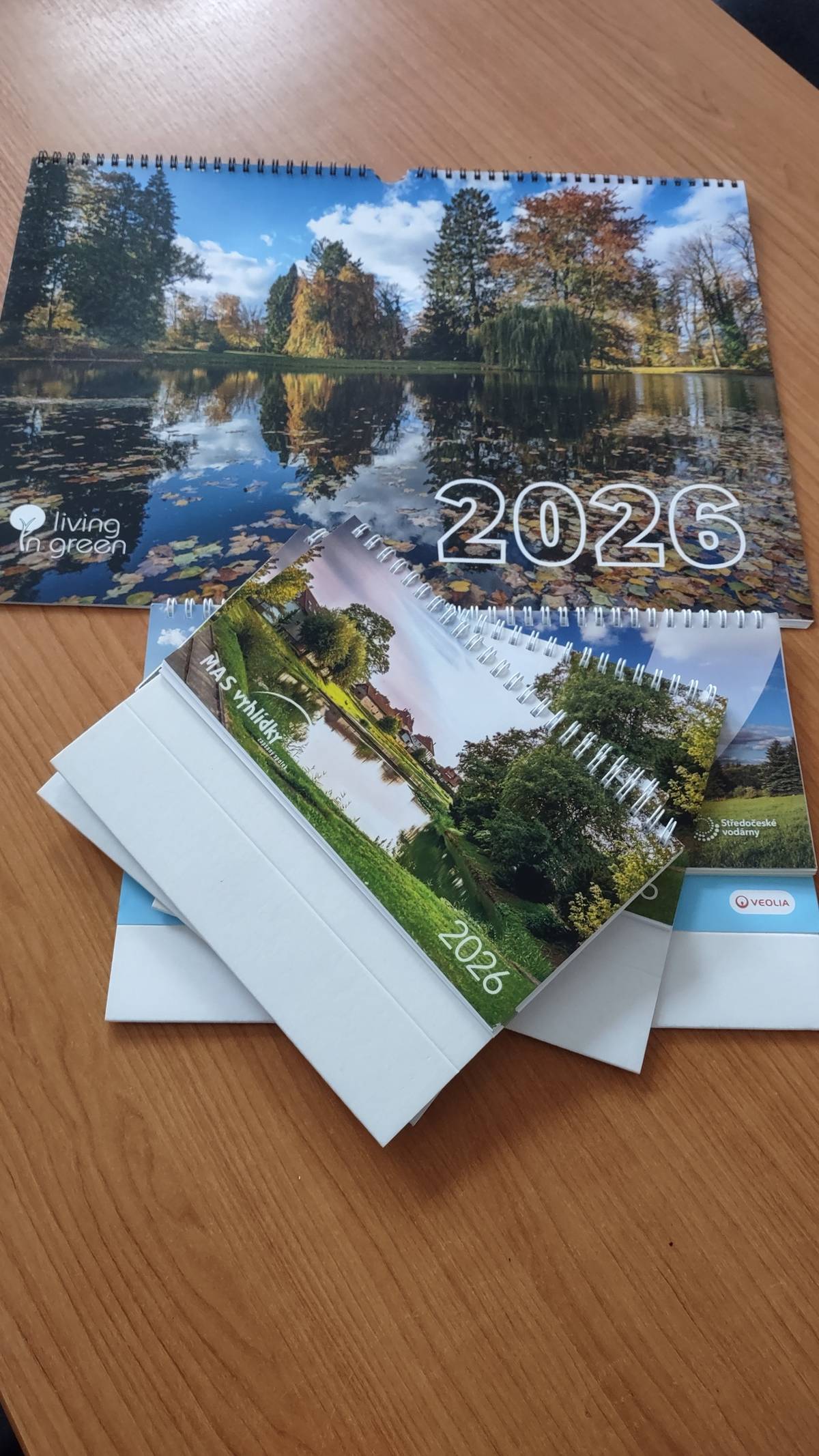 Dobrý den sousedé, nabízíme několik stolních i nástěnných kalendářů na rok 2026, zdarma. Pokud ještě nemáte nebo se vám hodí další, zastavte se pro něho na obecním úřadě, od pondělka 5.1.