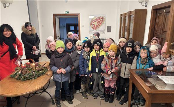 Ještě před vánočními prázdninami navštívili radnici žáci 1. B ze ZŠ Krasovy Domky spolu se svou třídní učitelkou Ivou Krumplovou. Děti přišly popřát představitelům města vše dobré do nového roku, zazpívaly několik písní a předaly vlastnoručně vyrobená přání panu starostovi i místostarostům.