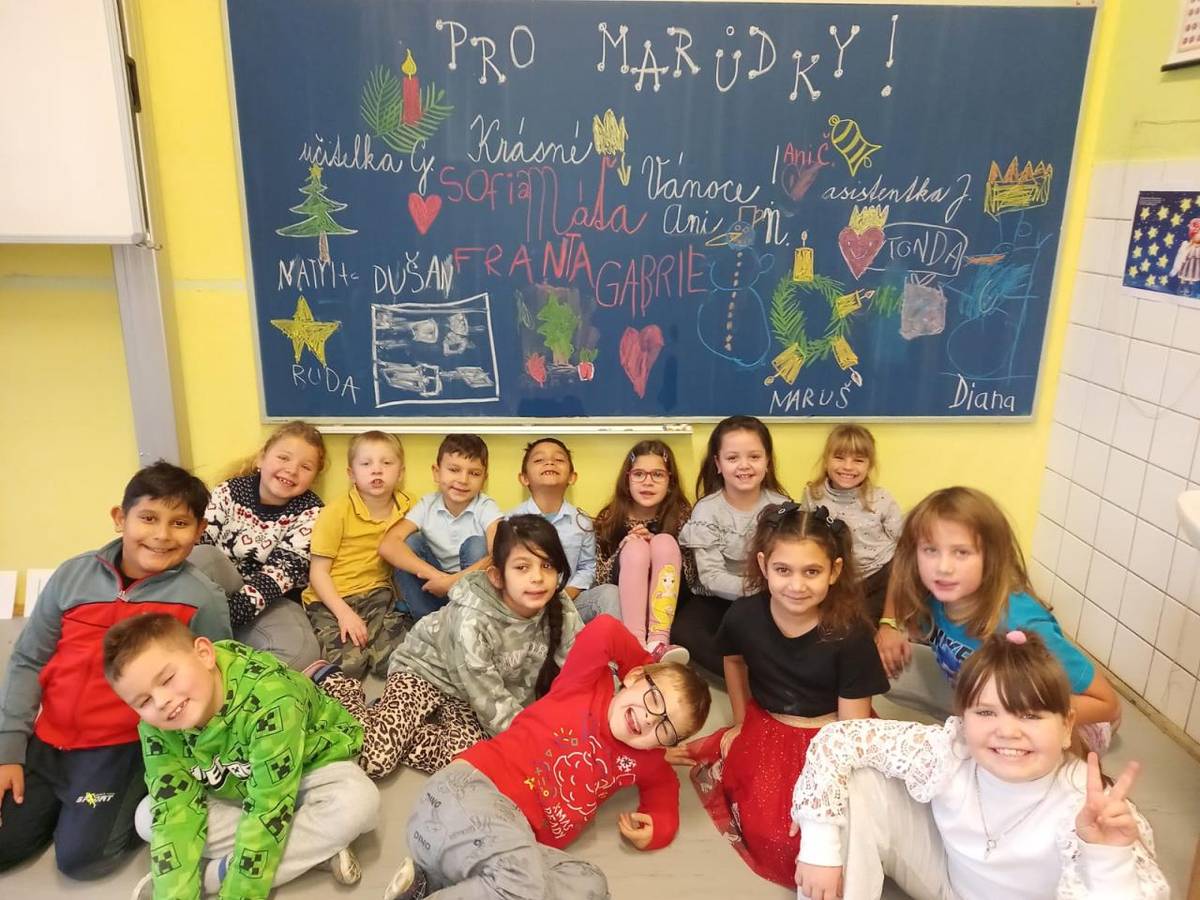Žáci 1. třídy si poslední školní den roku 2025 společně hodně užili. Paní učitelka připravila pro děti vánoční stezku, vánoční počítání a hraní různých her. Všichni si zazpívali koledy a rozbalili dárky, které si pro ostatní kamarády připravili.