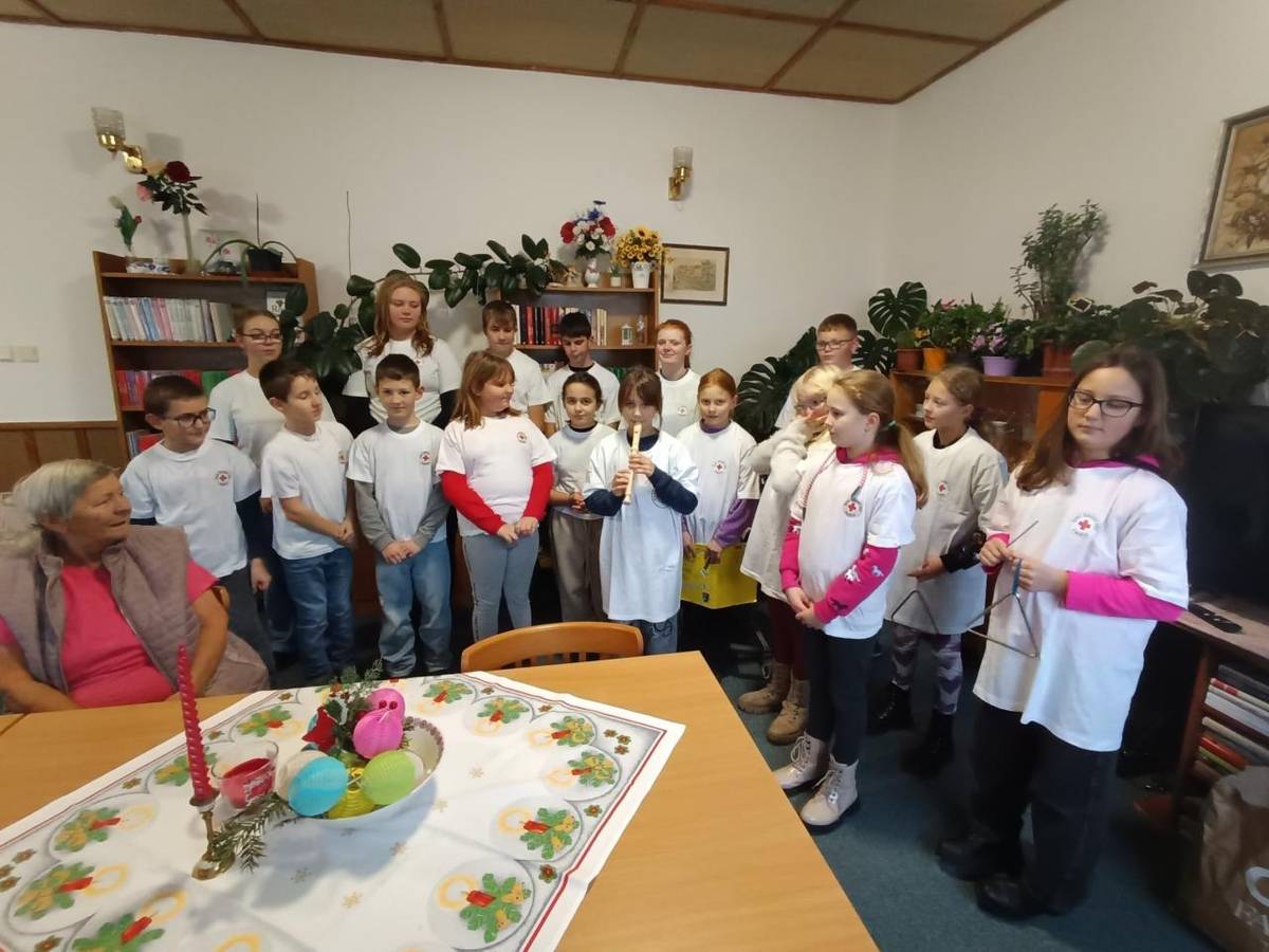 Dne 15. prosince navštívily děti ze zdravotního kroužku spolu domov pro seniory, aby zde potěšily jeho obyvatele. Přinesly s sebou malé dárečky a sladkosti, které seniorům vykouzlily úsměv na tváři.