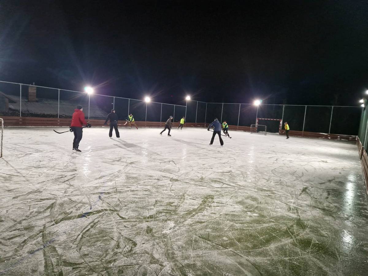 Oldřišáci, bruslíme ⛸️⛸️!  Na víceúčelovém sportovním areálu za starou školkou je pro vás připravená ledová plocha, kterou můžete využívat. Pozor- led je už od vstupní branky. Bruslení je na vlastní zodpovědnost, buďte opatrní ! Od 17.00 hodin je plocha na velkém hřišti vyhrazena amatérským hokejovým utkáním, kterých se každý může zúčastnit ( vyjma malých dětí) 🏒🥅   Bruslit se bude moci po celou dobu, dokud to počasí a stav ledu dovolí - doufejme, že to bude alespoň několik dní 😁. Užijte si to!  📌 Děkujeme místním klukům, kteří led připravili 👍