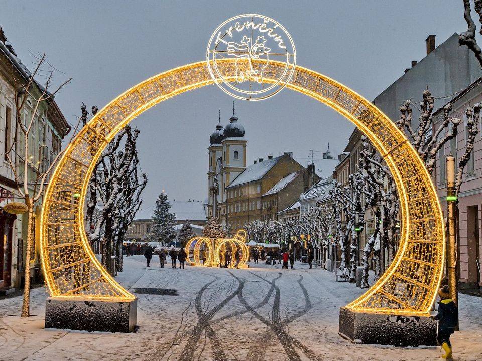 Milé Trenčianky, milí Trenčania, vitajte v novom roku 2026. Sme Európskym hlavným mestom kultúry! Čaká nás veľa pekných zážitkov, privítame množstvo návštevníkov. Budeme centrom pozornosti celej Európy. Pre naše mesto sa začal dôležitý rok a my vás aj v mene tímu Trenčín 2026 pozývame užiť si ho. Otvárací ceremoniál bude od 13. do 15. februára 2026, no hlavným [...]Čítať viac...