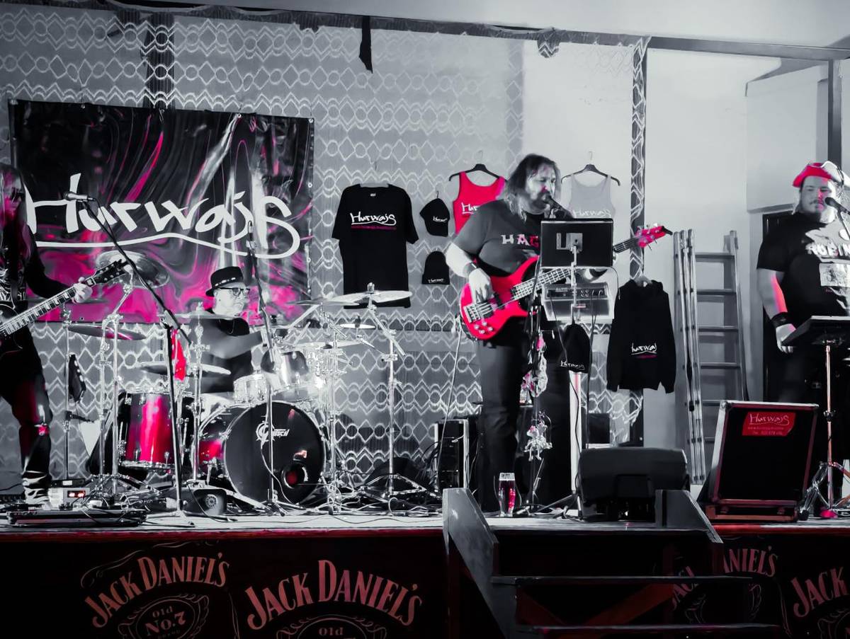 Silvestr je v JESTŘABÍ LHOTĚ tradičně časem setkávání, dobré nálady a společné oslavy konce roku. I letos jsme se sešli v Kulturním domě, abychom si užili večer plný hudby, tance a přátelské atmosféry.