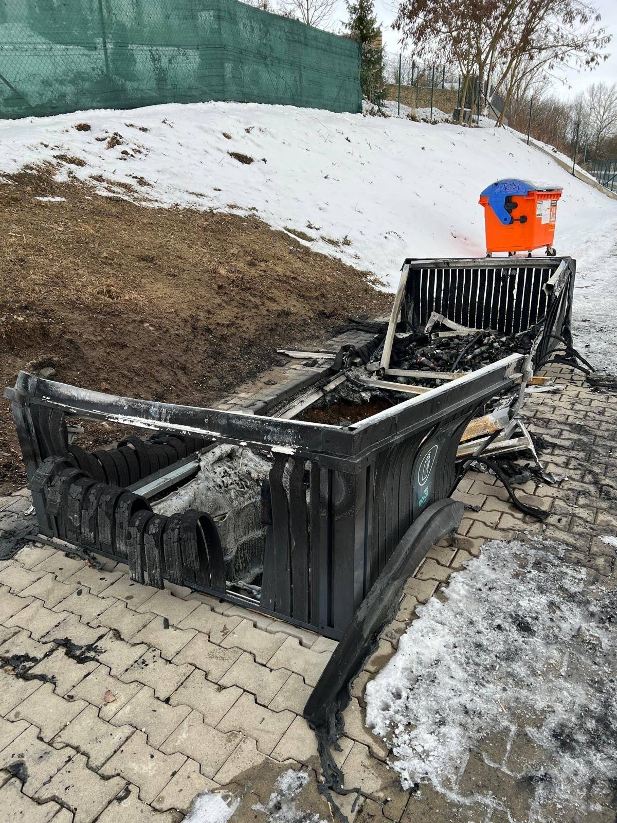 Od pondělí 5.1. bude zajištěn náhradní svoz tříděného odpadu za vyhořelé polopodzemní kontejnery na ulici Okružní.