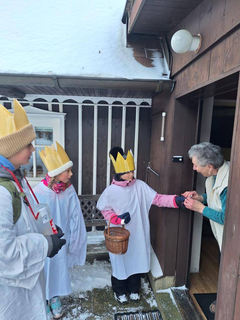 Děti s koledou zazvonily u desítek domů a vybíraly do kasiček na pomoc potřebným. Poděkování patří dětem i jejich dospělým průvodcům — moc si toho vážíme.