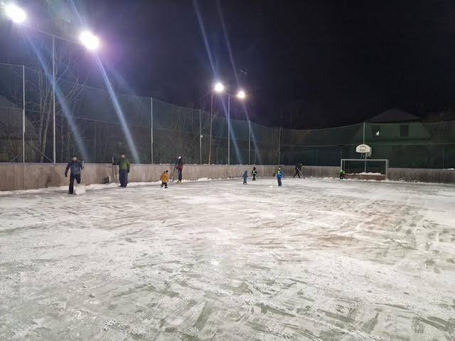 Od zajtra 4.1. 2026 je pripravená ľadová plocha na multifunkčnom ihrisku a vedľa na asfaltovej ploche na korčuľovanie. Rozpis na hokej a korčuľovanie bude zverejnený v pondelok.
