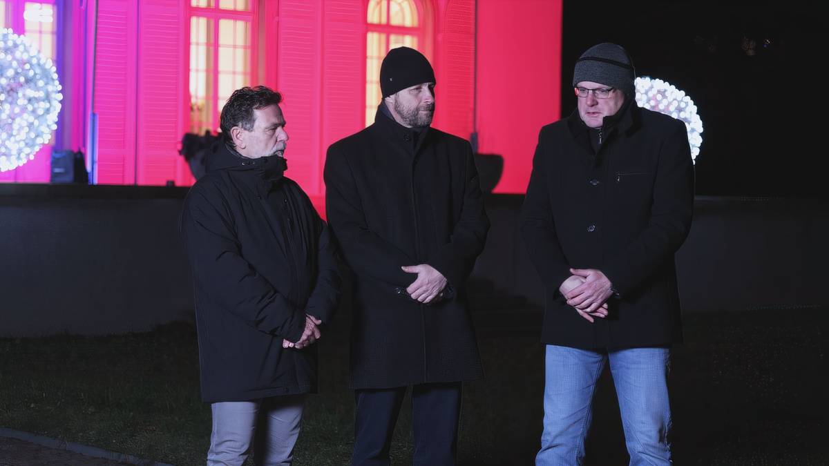 Odkaz na video (facebook)💎 >>> Odkaz na video (web města)💎 >>> Hrádecká zastavení přináší novoroční přání s poselstvím starosty a místostarostů města spolu se dvěma krátkými zastávkami na akcích, které k závěru roku v našem městě neodmyslitelně patří.