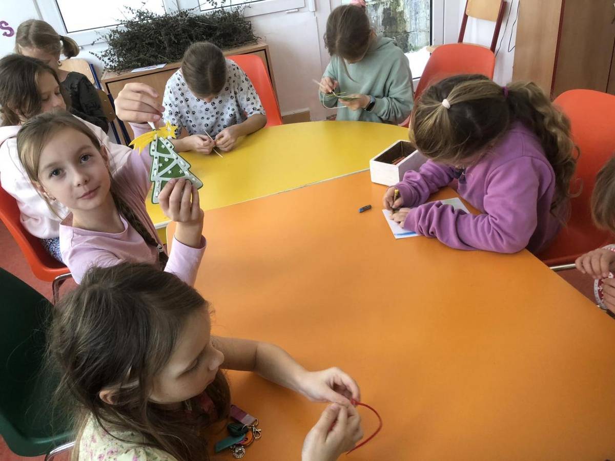 Tvoření s předpřipraveným materiálem. I tak nám stromečky a ozdoby daly dost práce, přemýšlení, strategie, trpělivosti, pečlivosti.