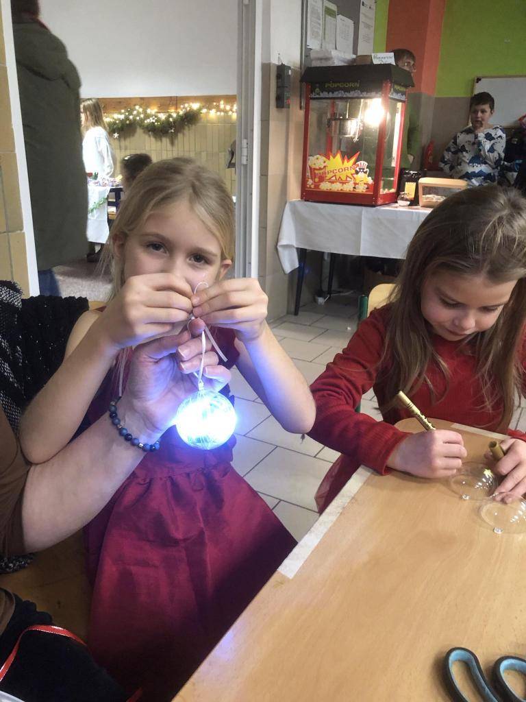 Naše kreativní tvoření na "Vánočním ladění". Baňky, fixy, světýlka, šikovné ruce a je z toho ozdoba na stromeček.