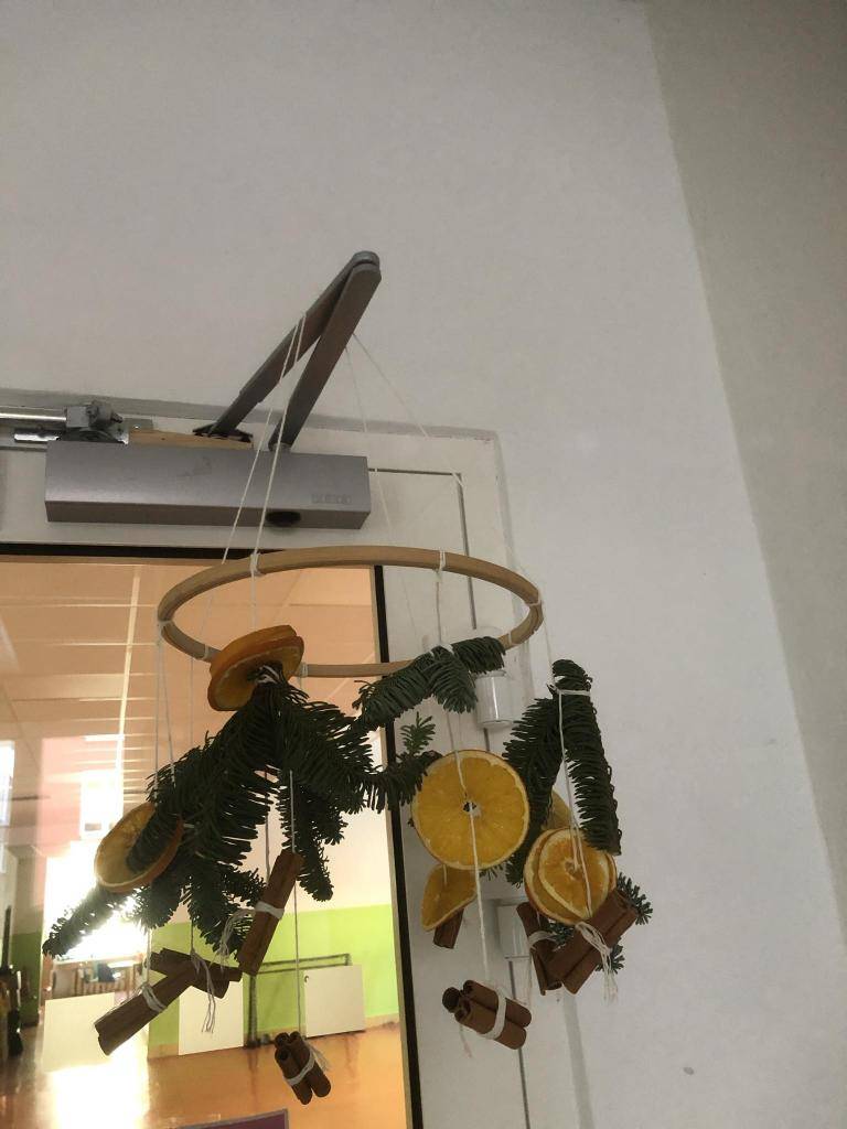 Začíná předvánoční adventní období. Tvoříme jednoduchou adventní výzdobu s materiálem, který má každý doma.