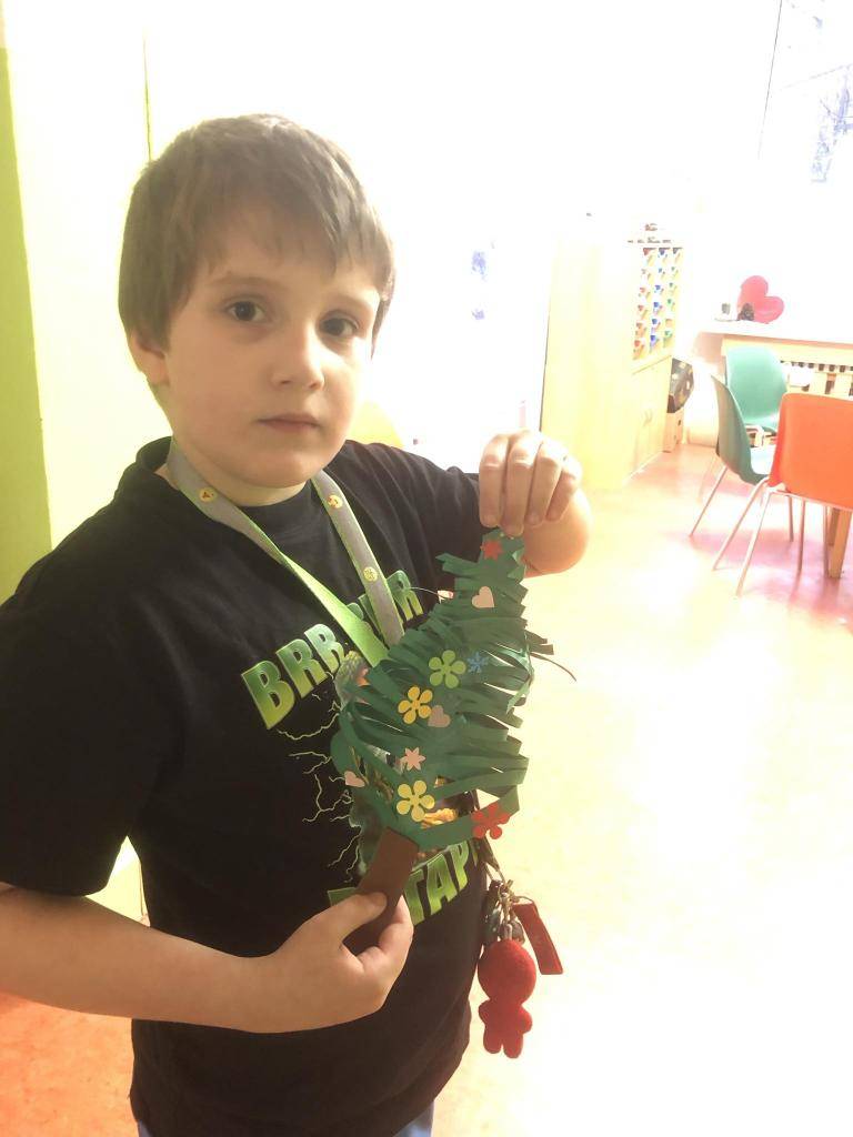 I z papíru se dá vytvořit vánoční strom i s ozdobou.