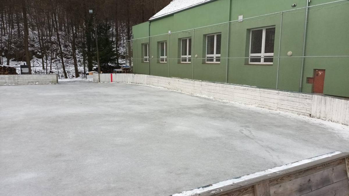 Na rybníčku se mohou klouzat jen kačeny. Pro malé i velké bruslaře připravili bezpečnou lední plochu členové Sokola. Přijďte vyzkoušet!