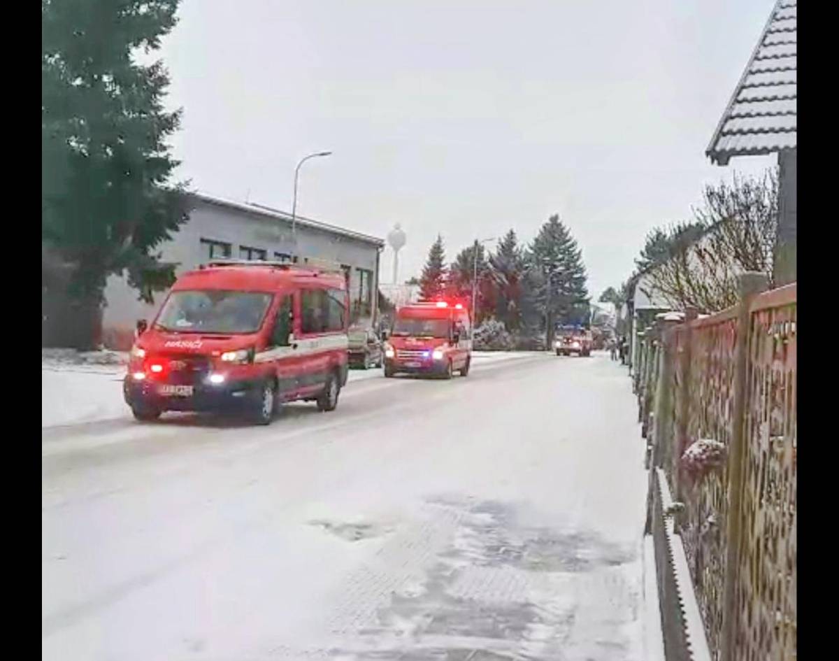 Na Silvestra se hasiči z širokého okolí vydali na tradiční jízdu, která potěšila i obyvatele obce Jestřabí Lhota. Pan Václav Černý nám poskytl video z této akce.