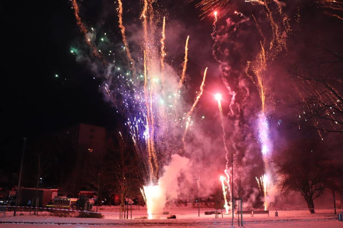 Po včerejší záplavě krásných videí z orlovského novoročního ohňostroje pro vás máme ještě malé ohlédnutí za prvním podvečerem roku 2026. Těší nás, že jste do centra města dorazili v tak hojném počtu a že jsme nový rok přivítali všichni společně. Silvestrovskou náladu nám zvedla sněhová nadílka, kterou si pak na Nový rok užili d...