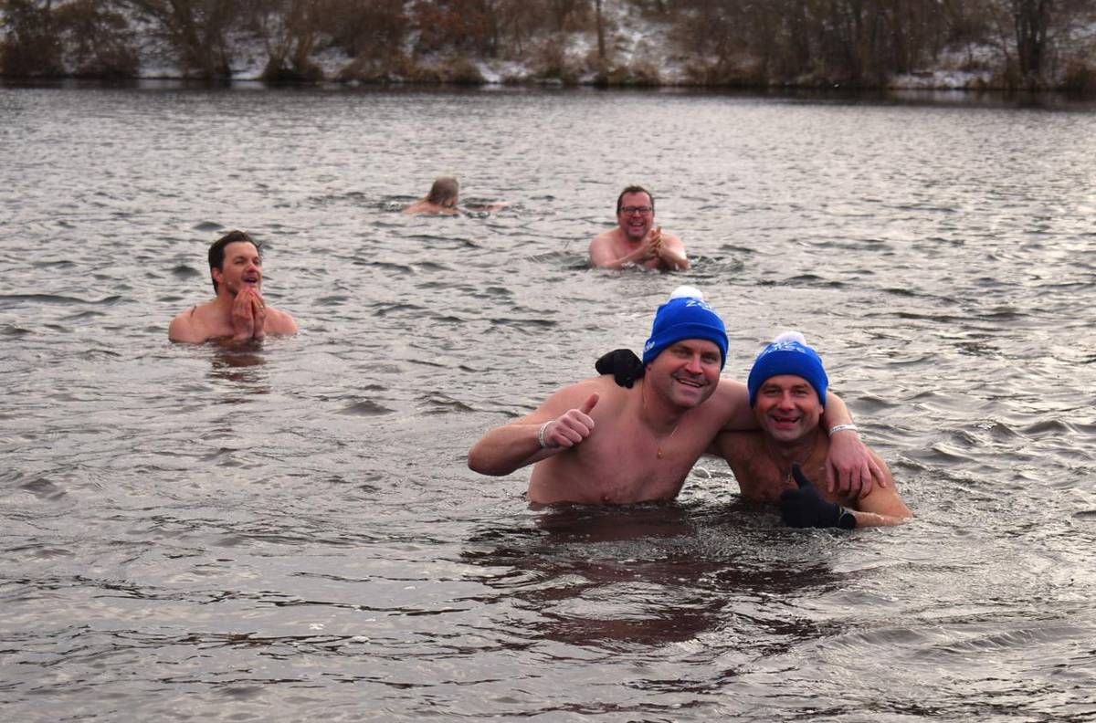Tradiční silvestrovské setkání žateckých otužilců proběhlo dnes odpoledne u řeky Ohře, u odpočinkového altánu vedle cyklostezky u železničního mostu ve směru na Libočany. Zúčastnilo se ho přes sto lidí, mezi nimi i pár desítek otužilců.