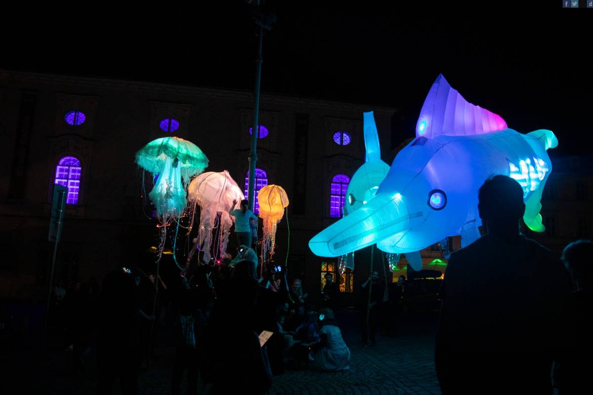 Nedělní Novoroční setkání na náplavce se blíží. S ohni, světly, velkými loutkami, příběhy a dobrým jídlem a pitím. Stánky s občerstvením budou připraveny už v 16:30. Přijďte přivítat nový rok 2026!   Kdy: neděle 4. ledna 2026 V kolik: Od 17:00 Kde: na libčické náplavce  Co se bude dít? Od 17 hodin začne hlavní program - světla, rozhoří se ohně, vystoupí divadlo V.O.S.A. se svíticími loutkami mořských živočichů a vypravěčka Dominika Šindelková odvypráví příběh, který se zrodí přímo na náplavce.   Kdo je kdo?  Divadlo V.O.S.A.  -  web / FB / IG Dominika Šindelková / web / rozhovor s Dominikou  Co si budete moci dát dobrého? Kromě buřtů k opečení na ohni budou k dostání pochoutky připravené přímo na grilu - trhané kachní maso se zelím a noky, jako bylo na adventním jarmarku, nebo francouzská bagetka s trhaným vepřovým a salátkem. Na zahřátí svařák nebo grog s hruškou a cascarou a k uhašení žízně třeba pivo z Únětic nebo z Božího daru.     Kdo se postará o občerstvení?  S růžovým stánkem až z Karlových Varů přijedou s "kafem hot jako tvoje máma" espresso bar Pinkiez / IG Fresh občerstvení ugrilují manželé Babočtí, které dobře znáte z restaurace Plovárna Libčice nad Vltavou.     S radostí, světlem, společně. Akce pro rodinu  Těšíme se společně na náplavce!