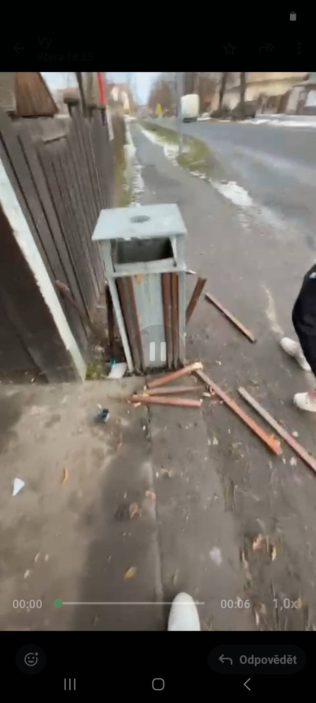 Vážení spoluobčané, zejména rodiče, žádáme vás důrazně o součinnost v prevenci závadového chování mladistvých!  Jak dobře víte, platí zákaz odpalování pyrotechniky v blízkosti chovů zvířat, nemocnic a podobných zařízení.  Do určité míry se dá tolerovat "bujarost" oslav s nocí kdy odchází starý rok a přichází nový.. ne však když "dárečkové" hází petardy v blízkosti zvířat, nebo přímo ke zvířatům za plot, v blízkosti a do výběhu. Tady nejde o hrdinství milánkové! Možná vám to nikdo neřekl, o čemž pochybuji, možná vám to nedochází, možná máte pocit, že jste tak větší drsňáci. Špatná zpráva. Právě takovýmto chováním jste se jen zařadili do stádečka bezohledných hlupáků. A proč o tom tak obšírně píšu. Vaše chování má přímé následky. Poničený obecní majetek, kdy tupec házel petardy do koše u zastávky, jsme již opravili. Horší je to ovšem se škodami způsobeným na zdraví mazlíčků a majetku vystresovaným zvířetem! Vážení "hrdinové" doufám, že jste na svou hloupost náležitě hrdí! Právě máte možnost s hrdostí sobě vlastní přijít a říct, jsem jedním z těch "dárečků" co hází petardy a mužů za zranění zvířat a zničený majetek. PS. Uvítáme i další svědectví k doplnění obrázku o "hrdinech". Děkuji předem Jiří Beneš starosta obce Přerov nad Labem