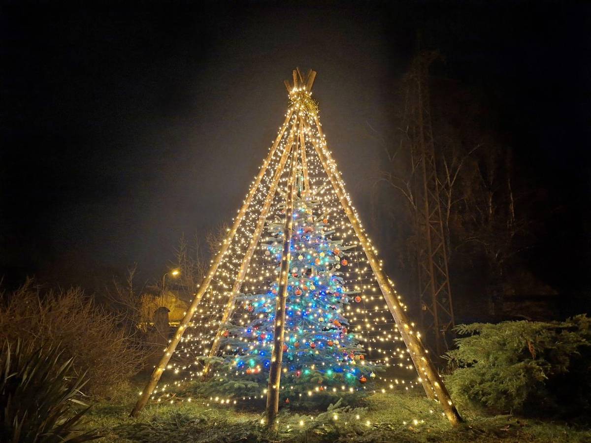Na mapě středních Čech jsou Vodranty sotva vidět, v krajském kole ankety Vánoční strom Deníku se ale nedaly přehlédnout. Malá obec s přibližně osmdesáti obyvateli dosáhla mimořádného úspěchu, když se svou ozdobenou jedličkou vybojovala třetí místo v kraji.