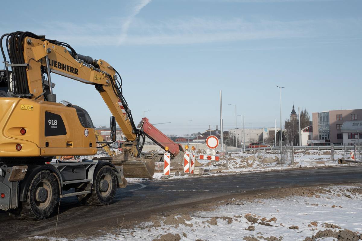 📍 Rekonstrukce křižovatky Mileta dnes vstoupila do své třetí etapy. Pro řidiče se zcela uzavřela část Zborovské ulice. Díky úplné uzavírce dojde k výraznému zrychlení stavby tak, aby se celá Mileta otevřela pro automobilovou dopravu už v květnu. 🚘 Dopravní opatření v okolí křižovatky Kromě Zborovské ulice je nadále uzavřen také příjezd od Benešovy třídy včetně úseku kolem výjezdového střediska zdravotnické záchranné služby. Po dobu uzavírky Zborovské ulice bude doprava vedena po doporučené objízdné trase přes ulice Brněnskou, Palachovou, Štefánikovou až do Zborovské ulice. Objízdná trasa bude pro oba směry stejná. 🏥 Jak se dostat do FNHK Řidiči mají možnost dostat se do areálu Fakultní nemocnice Hradec Králové přes hlavní bránu. Nadále také zůstává možný vjezd přes nákladní vrátnici v ulici Zborovská nebo ulicí Třebešskou za Vojenskou lékařskou fakultou. Výjezd vozidel z areálu fakultní nemocnice hlavní výjezdovou vrátnicí je možný přes novou světelnou křižovatku malá Mileta, ulicí Nemocnice a ulicí Trebešská. 🚌 Městská hromadná doprava Z důvodu uzavření Zborovské ulice došlo také ke změně trasy linky č. 19. Nová trasa vede obousměrně ulicemi Brněnská, Jana Masaryka, třídou Edvarda Beneše, Domečkova a Hradecká. Linka bude zastavovat po trase na všech zastávkách – tedy Hotel Garni, Moravské Předměstí I, Masarykova a U Dvora v Domečkově ulici. 🔗 Všechny informace o dopravních omezeních ve třetí etapě rekonstrukce včetně map naleznete na speciální webové stránce www.hradeckralove.org/mileta.