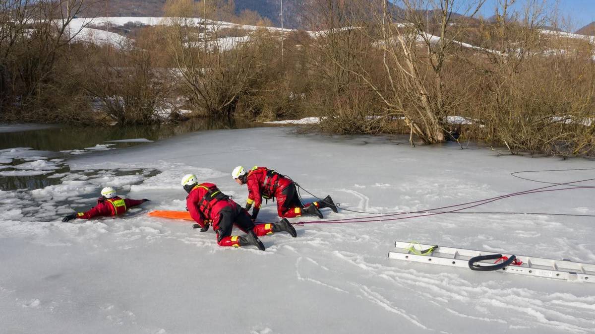 ❄️ OPÄŤ SA OCHLADILO A MRÁZ LÁKA NA ĽADOVÉ PLOCHY. PRIPOMÍNAME ZÁKLADNÉ PRAVIDLÁ BEZPEČNOSTI, KTORÉ MÔŽU ZACHRÁNIŤ ŽIVOT⤵️ ❌ Ľad nie je nikdy stopercentne bezpečný. Najrizikovejšie sú miesta pri brehoch, mostoch, prítokoch a odtokoch vody či rybníky s odpustenou vodou. Aj pevne vyzerajúci ľad sa môže náhle prepadnúť. ❌ Na prírodný ľad nevstupujte sami, deti nikdy nenechávajte bez dozoru. ❌Vyhýbajte sa opusteným a neznámym zamrznutým plochám. ❌Ak sa prepadnete, zachovajte pokoj, snažte sa vytiahnuť na ľad a odplaziť sa k brehu, nesnažte sa postaviť. ❌Ak ste svedkom nehody, neohrozujte seba, ale okamžite volajte tiesňovú linku 150/112. ❌ Pomáhajte len z bezpečnej vzdialenosti, bez vstupovania na ľad. ❌V studenej vode ide o minúty – rýchlo hrozí vyčerpanie a podchladenie. ✅ Najlepšou ochranou je prevencia. Zvážte riziko, chráňte seba aj svojich blízkych a nevstupujte na neznáme zamrznuté vodné plochy.