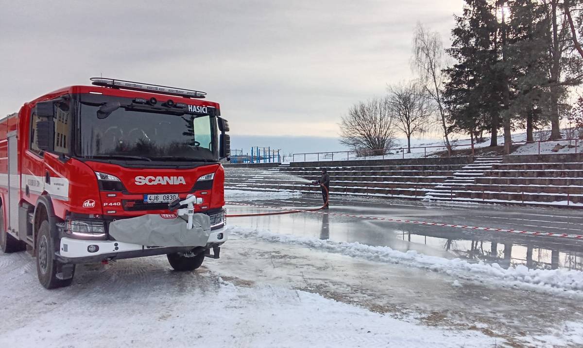 Za školou na hřišti je volně přístupné kluziště.⛸️🏒  ❗️Vstup na vlastní zodpovědnost