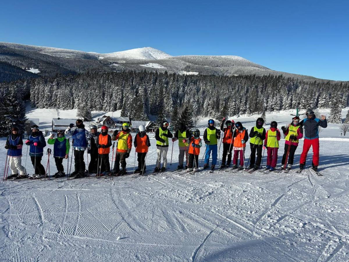 Druhý den jsme se probudili do pravé ladovské zimy. Na svazích v okolí Malé Úpy jsme celý den zdokonalovali lyžařské dovednosti, panovala výborná nálada a večer jsme společně hodnotili průběh dne a připravovali se na další program.