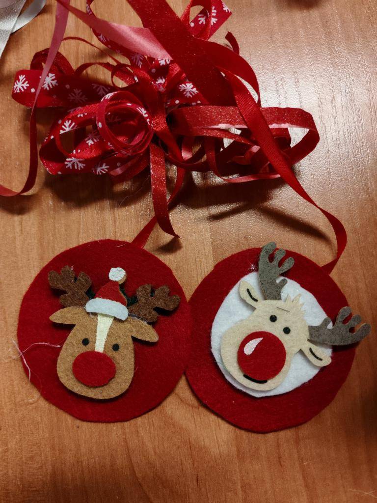 13. prosince 2025 jsme se v knihvoně sešli, abychom se naučili krásně zabalit vánoční dárky.