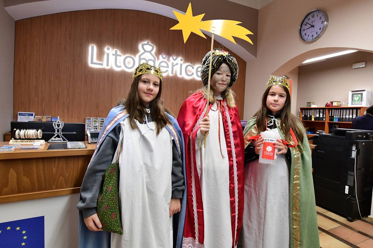 Na litoměřickou radnici zavítali dnes dopoledne tříkráloví koledníci. V rámci své tradiční koledy navštívili nejen jednotlivá pracoviště městského úřadu, ale zamířili také do kanceláře starosty města, kde je Radek Löwy přivítal spolu s místostarostou Jiřím Adámkem a tajemníkem městského úřadu Pavlem Richterem.  Kromě tradiční trojice Kašpara, Melichara a Baltazara zazpívaly koledu zástupcům města také děti z přípravného sboru Modrásci pod vedením sbormistryně Saši Pallasové. „Těší mě, že jste i letos přišli na radnici. Děkuji za návštěvu a přeji vám, aby se sbírka vydařila a její výtěžek pomohl těm, kteří to nejvíce potřebují,“ popřál koledníkům starosta.   V litoměřických ulicích můžete tříkrálové koledníky potkat až do 9. ledna. V sobotu 10. ledna v podvečer se chystají zavítat také na hokejové utkání na zimním stadionu. Tříkrálová sbírka je největší dobrovolnickou sbírkovou akcí v České republice. Její výtěžek je určen na pomoc nemocným, handicapovaným, seniorům, matkám s dětmi v tísni a dalším lidem v nouzi všude tam, kam dosáhne pomoc Charity Česká republika. Desetina výnosu sbírky je každoročně vyčleněna na rozvojovou a humanitární pomoc v zahraničí. {gallery}02026/kralove{/gallery}