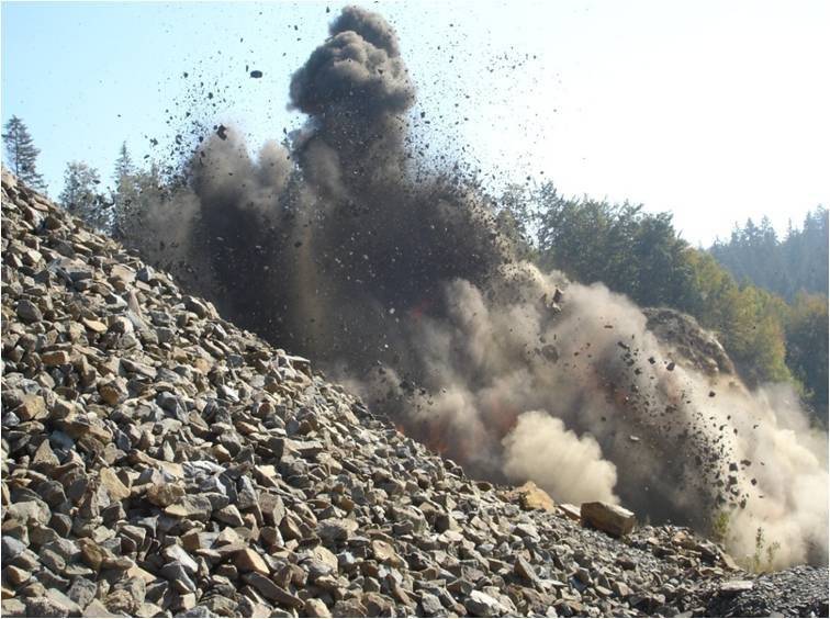Lom Klecany s.r.o. ohlašuje trhací práce velkého rozsahu na lomu Klecany. Lom Klecany s. r. o. oznamuje, že v souladu s § 36, Vyhl. ČBÚ č. 72/1988, že dne 6.1. 2026, bude v kamenolomu Klecany proveden clonový odstřel CO 1570 v čase mezi 10:00 – 15:00 hod.
