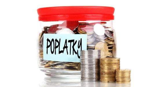 MÍSTNÍ POPLATKY V ROCE 2026 Platba v hotovosti v kanceláři OÚ, nebo na účet obce : 1231377379/0800 , VS číslo domu, SS 1345 u poplatku na TKo nebo 1341 u poplatku na psa . Částky nesčítat !!!!   Obecní úřad bude  poplatky za TKO a za psy na r. 2026 vybírat od 5.1.2026. Výše a podmínky poplatků za psy a za odvoz odpadu pro r. 2026 jsou následující:   - poplatek ze psů je  pro všechny na 100,- Kč za psa - za druhého a každého dalšího psa téhož držitele je také poplatek 100,- Kč - od poplatku je osvobozen držitel psa, kterým je osoba nevidomá, osoba, která je považována za závislou na pomoci jiné fyzické osoby podle zákona upravujícího sociální služby, osoba, která je držitelem průkazu ZTP nebo ZTP/P, osoba provádějící výcvik psů určených k doprovodu těchto osob, osoba provozující útulek pro zvířata nebo osoba, které stanoví povinnost držení a používání psa zvláštní právní předpis. - poplatek pro rok 2026 je splatný do 31.3.2026. - poplatek se platí ze psů starších 3 měsíců - Poplatník je povinen ohlásit správci poplatku vznik své poplatkové povinnosti do 30 dnů ode dne, kdy se pes stal starším tří měsíců, nebo ode dne, kdy nabyl psa staršího tří měsíců. Ve lhůtě 30 dnů je povinen ohlásit také zánik své poplatkové povinnosti (např. úhyn psa, jeho ztrátu, darování nebo prodej). Povinnost ohlásit držení psa má i osoba, která je od poplatku osvobozena. Poplatek za SVOZ ODPADU:  ke svozu odpadu je vydaná vyhláška  o místním poplatku za obecní systém odpadového hospodářství - zde se dočtete o možných osvobozeních od poplatku. V osvobození zůstává každé 3. a další nezaopatřené (tj. studující) dítě v rodině a děti narozené v roce 2026, poplatníci hlášení evidenčně na úřadě pokud se více jak 6 měsíců po sobě jdoucích zdržují mimo území obce.   - sazba poplatku je 850,- Kč/ osoba s trvalým pobytem - sazba poplatku je 850,- Kč/ rekreační objekt - splatnost  poplatku pro rok 2026 je do 30.6.2026