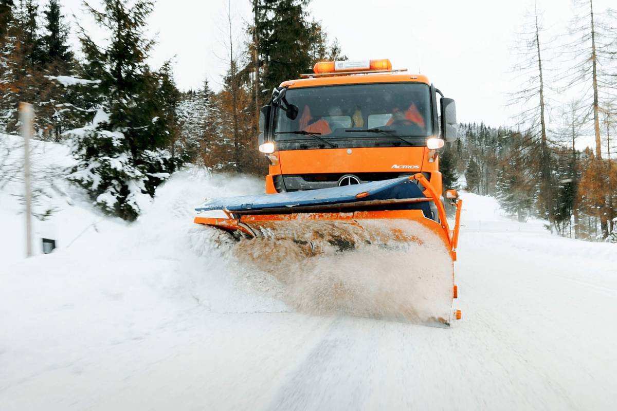 ⚠️Vzhľadom na zmenu počasia a očakávané sneženie  ❄️❄️❄️upozorňujeme vodičov, majiteľov a držiteľov motorových vozidiel, aby NEPARKOVALI motorové vozidlá na miestnych komunikáciách, ceste II/554 a ceste III/3733. Vozidlo odstavené na komunikácii alebo v jej tesnej blízkosti tvorí prekážku pre vozidlá zimnej údržby pri odhŕňaní snehu alebo posype. Hlavne apelujeme na obyvateľov ulíc Kerta, Nová, Anny Lesznai, Družstevná, Krížna a Ondavská, aby motorové vozidlá neparkovali na zelenej ploche vedľa miestnej komunikácie alebo chodníkoch. Práve na týchto uliciach je prejazd techniky, ktorá realizuje zimnú údržbu značne sťažený. Na uliciach Nová, Anny Lesznai a Družstevná sa musí vozidlo údržby otáčať na konci komunikácie a preto upozorňujeme, že na týchto miestach je zákaz parkovať motorové vozidlá.   Majiteľov a držiteľov motorových vozidiel, ktorí parkujú na verejných parkoviskách pri kostole, cerkvi a v centre obce nepretržite žiadame, aby svoje vozidlá zaparkovali do dvorov rodinných domov a zabezpečili tak možnosť vyčistiť parkoviská od snehu. Touto výzvou žiadame všetkých obyvateľov a návštevníkov obce o rešpektovanie týchto pokynov, aby sme predišli prípadnej kolízii vozidiel údržby a nesprávne odstavených motorových vozidiel. Ak vodič (zamestnanec obce) vyhodnotí, že nesprávne odstavené/zaparkované vozidlo ohrozuje bezpečný prejazd techniky vykonávajúcej odhŕňanie snehu alebo posyp komunikácie, situáciu zadokumentuje fotkami, v danom úseku nevykoná údržbu komunikácie a udalosť odstúpi na riešenie vedeniu obce. Naším cieľom je zabezpečiť zjazdnosť komunikácií a preto je našou snahou dopredu upozorniť na komplikácie, ktoré sa pravidelne opakujú. Ďakujeme za pochopenie 🙏🙏🙏