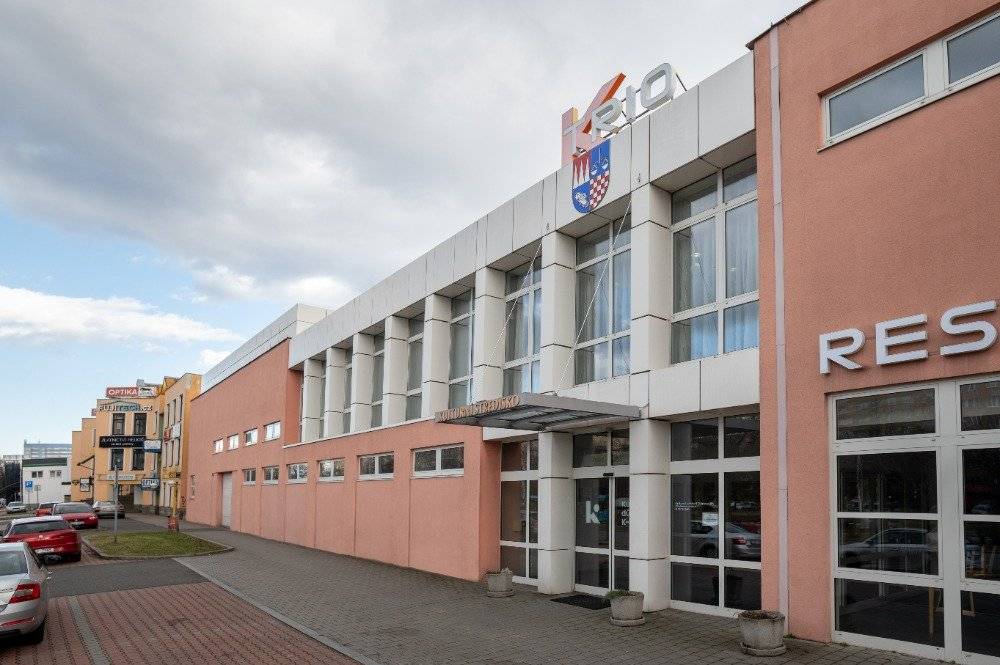 Kontaktní místo Senior Pointu Ostrava-Jih v Komorním klubu je od konce roku 2025 uzavřeno. Dříve narození však o výhody, na které byli v rámci tohoto projektu zvyklí, nepřijdou. Od ledna 2026 je zajišťuje Kultura Jih v budově Kulturního domu K-TRIO. Od 5. ledna 2026 tak mohou obyvatelé obvodu ve věku 55 a více let navštěvovat nové kontaktní místo, zřízené právě v sídle Kultury Jih, v ulici Dr. Martínka 1439/4 v Ostravě-Hrabůvce. Otevřeno bude mít v pondělky od 9.00 do 15.00 hodin a ve čtvrtky od 13.00 do 17.00 hodin. Senioři a seniorky se zde mohou mimo jiné registrovat a vyzvedávat pasy do slevové sítě Senior Pas. Lidé starší 65 let s trvalým pobytem v Moravskoslezském kraji také zdarma získají detektory oxidu uhelnatého a kouře. V případě potřeby právní pomoci se tu mohou objednat do bezplatné právní poradny na radnici Jihu. Nadále budou v nabídce další zvýhodněné programy. Více informací zájemcům poskytne Olga Kociňáková. Kontaktovat ji lze prostřednictvím e-mailu olga.kocinakova@kulturajih.cz nebo telefonu 734 306 408.