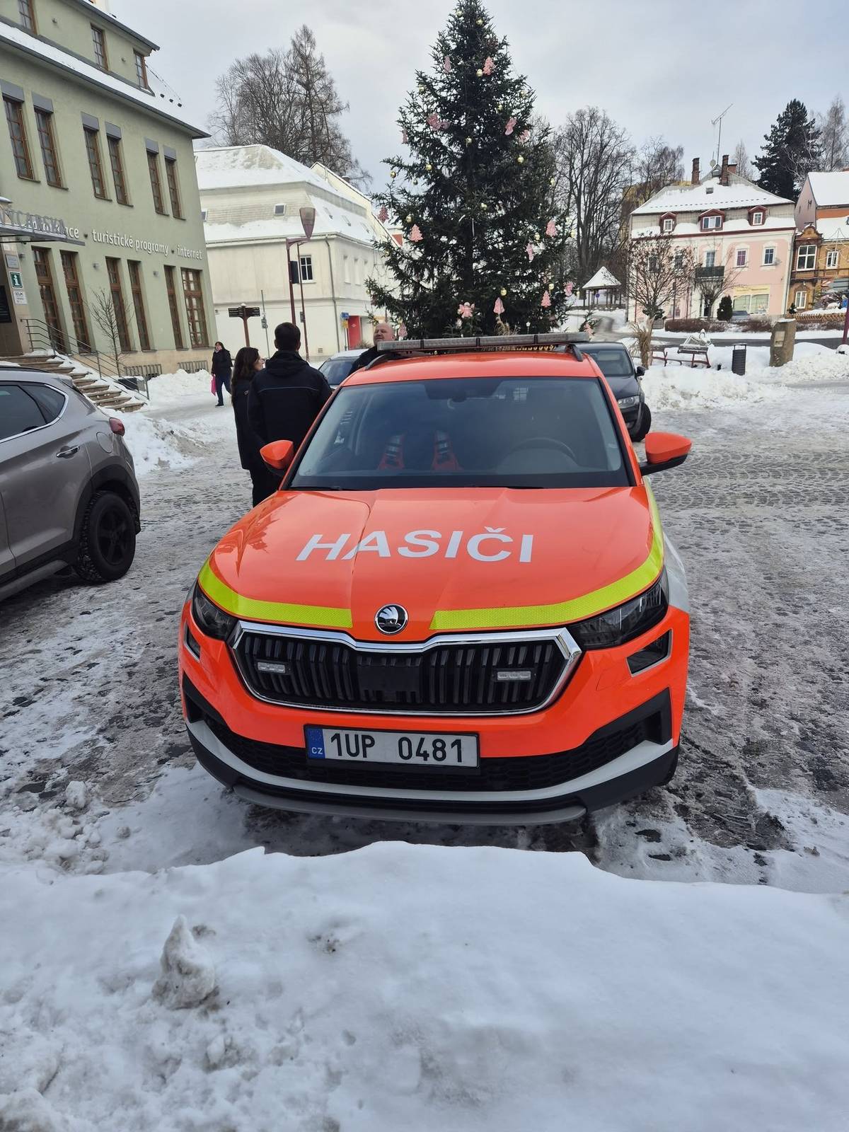 Dnes se v Domě Českého Švýcarska uskutečnilo pracovní setkání partnerů projektu Zajištění prevence a připravenosti na mimořádné události v Česko Saském Švýcarsku, realizovaného v rámci programu Evropské unie INTERREG. Jednání se zúčastnili zástupci Hasičského záchranného sboru Ústeckého kraje jako leadpartnera, Ministerstva pro místní rozvoj, představitelé měst a obcí Krásná Lípa, Staré Křečany, Chřibská, Hřensko. Sebnitz a Bad Schandau, spolu se zástupci Správy národního parku České Švýcarsko a Správy národního parku Saské Švýcarsko. Projekt přináší pořízení speciální a inovativní mobilní požární techniky, která doplní stávající vybavení jednotek požární ochrany. Nové prostředky umožní efektivní zásah v obtížně dostupném terénu a nabídnou moderní postupy při hašení lesních požárů. Díky tomu dojde k výraznému posílení schopnosti reagovat na rozsáhlé požáry v přírodním prostředí. Součástí projektu je také vytvoření společných poplachových plánů, operační dokumentace a koncepce prevence a včasné detekce požárů. Tyto dokumenty sjednotí postupy českých a saských partnerů a umožní rychlejší a přesnější koordinaci zásahů. Propojení informačních a komunikačních technologií dále zvýší efektivitu spolupráce v celém příhraničním území. Projekt zavádí technologie dosud nevyužívané v České republice ani v Německu, čímž posouvá přeshraniční spolupráci na strategickou úroveň. Posílí také dlouhodobou koordinaci mezi partnery a vytvoří trvalý systém společného postupu při mimořádných událostech. Součástí aktivit jsou i akce pro veřejnost, které podpoří nábor dobrovolných hasičů. Nově pořizovaná technika a vybavení navazují na předchozí zkušenosti z rozsáhlých požárů v regionu a reagují na potřebu zlepšit logistickou podporu zasahujících jednotek. Projekt tak vytváří pevný základ pro efektivní zvládání mimořádných událostí v příhraničí a přináší inovativní řešení pro ochranu lesů a krajiny Česko Saského Švýcarska.